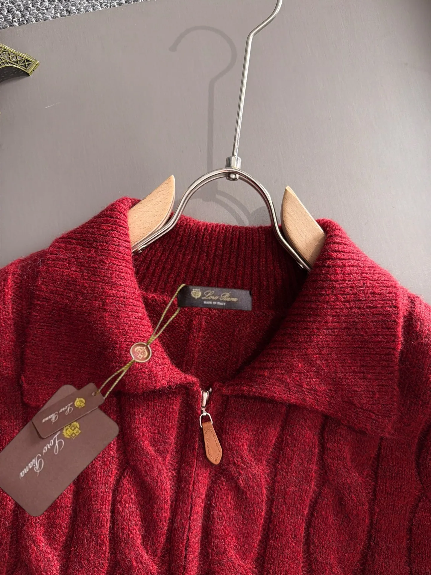 LP Loro Piana's latest sweaters from the official website for fall and winter 2026 are now on sale at the counter for Hot Sale! Specially made of wool blended fabric. It feels comfortable and can be directly in contact with the skin. The logo badge is exquisitely embroidered, which is extremely eye-catching! The details highlight the fashionable charm of big brands. Exquisite workmanship. Three-dimensional cutting style. The wearing effect is invincible and handsome! All three standards are complete! Sizes:M-3XL